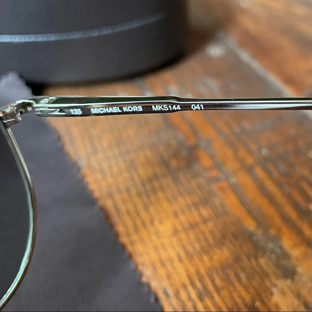 SOLD Michael Kors Polarized Aviator Sunglasses MKS144 Color 041 Exceptional Cond - Picture 7 of 9